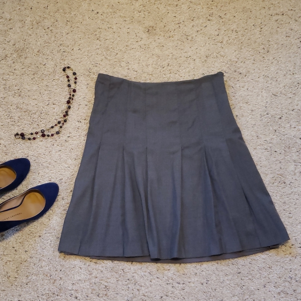 Gray pleated Banana Republic skirt - Sz 14